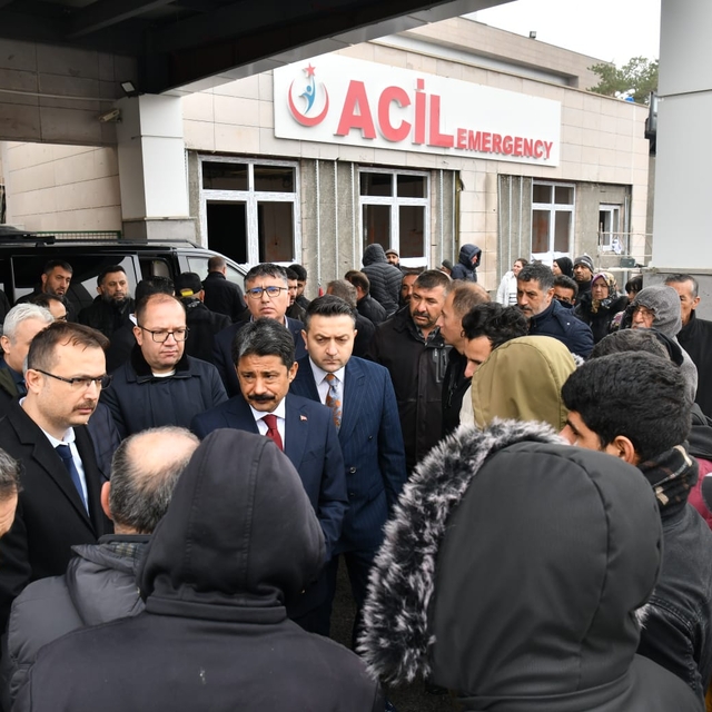 Kırşehir'de 3 araç çarpıştı: 3 ölü, 6'sı ağır 21 yaralı (2)