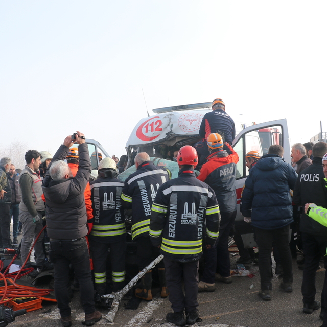 Erzurum'da ambulansların karıştığı iki kazada 6'sı sağlık çalışanı 8 kişi y...