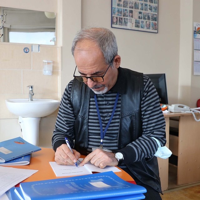 Nezih öğretmen, kanserden ölen öğrencilerini onlar için yazdığı şiir kitabı...