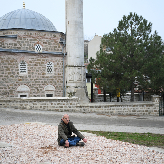 Edirne'de mahalle muhtarı hizmet binası inşa edilmesi talebiyle oturma eyle...