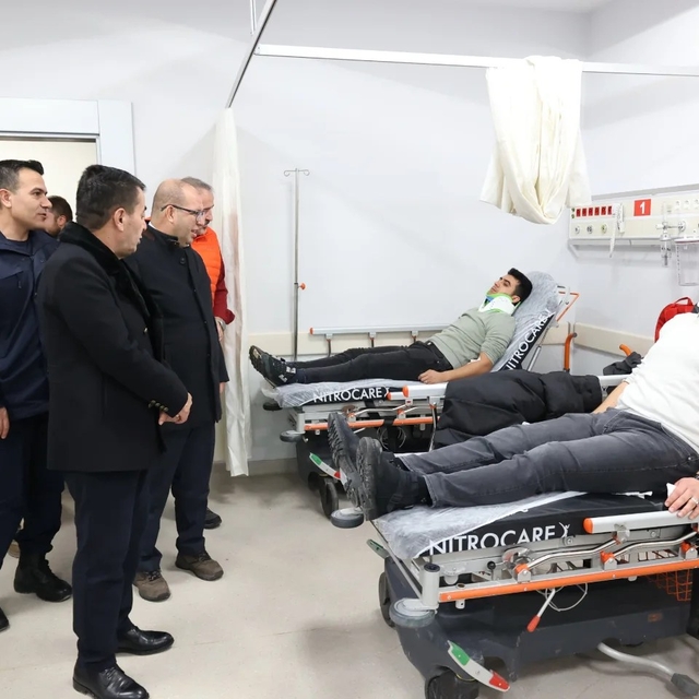 Kayseri'de minibüsle otomobilin çarpıştığı kazada 5'i öğrenci 10 kişi yaral...