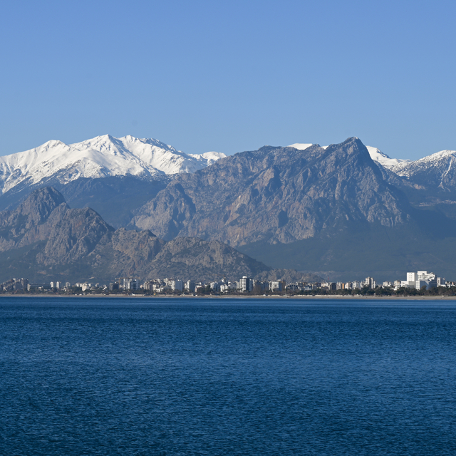 Antalya'da güneşli havayı fırsat bilenler sahillerde vakit geçirdi