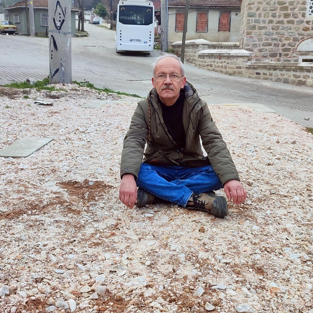 Edirne'de hizmet binası isteyen muhtar, temeli atılıp bırakılan alanda otur...