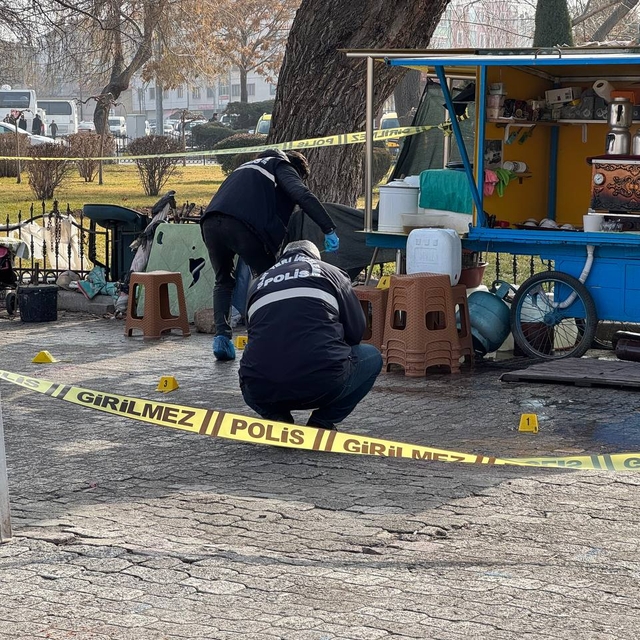 Seyyar çaycı ve müşterisi, silahlı saldırıda yaralandı