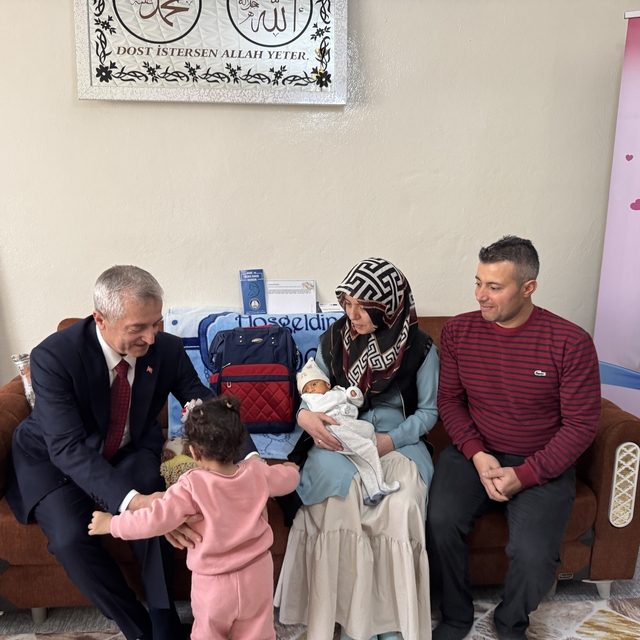 Gaziantep'te 3 ve daha fazla çocuğu olan ailelere 1 yıllık bebek bezi veril...