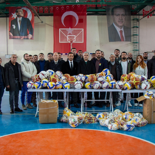 Çınar'da okullara spor malzemesi desteği sağlandı