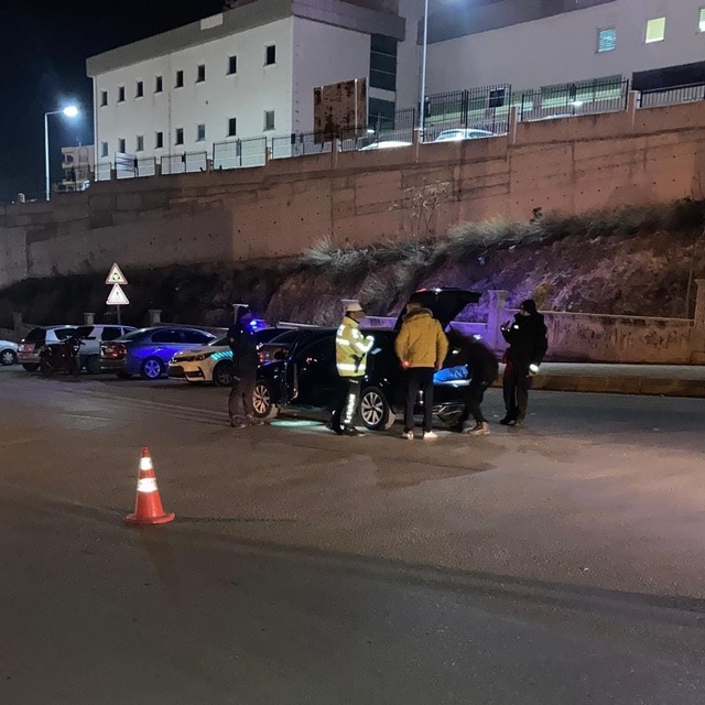 Kozan'da asayiş uygulamalarında yakalanan 5 şüpheli tutuklandı