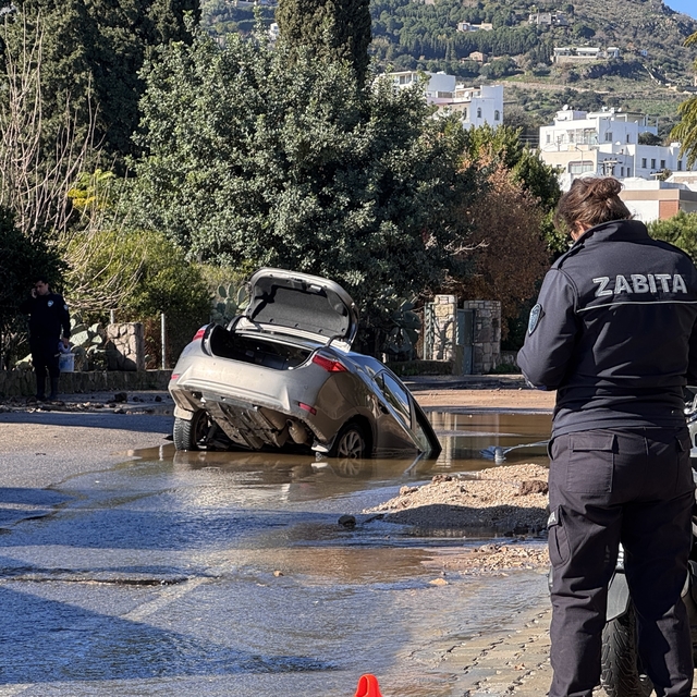 Bodrum'da içme suyu hattının patlamasıyla oluşan çukura düşen otomobil sürü...