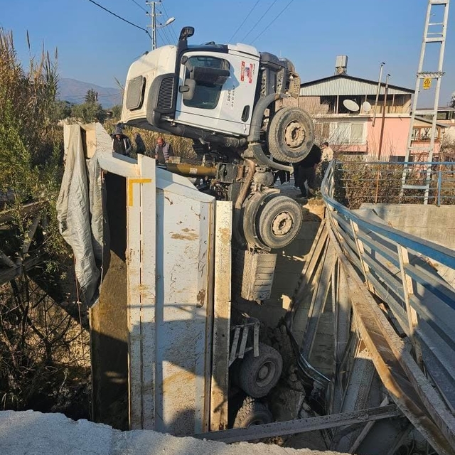 Köprü çöktü, kamyon dereye düştü