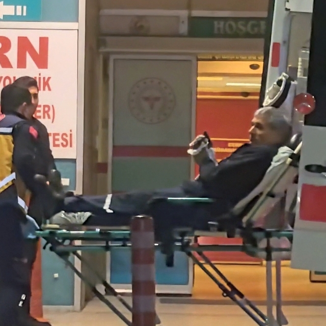 Kolunu ahşap kesme makinesine kaptıran mobilya işçisi yaralandı