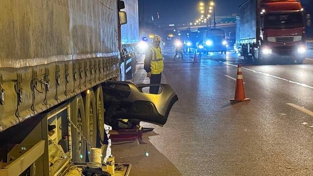 Anadolu Otoyolu'nda tıra çarpan otomobilin sürücüsü yaralandı