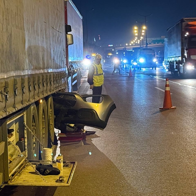 Anadolu Otoyolu'nda tıra çarpan otomobilin sürücüsü yaralandı