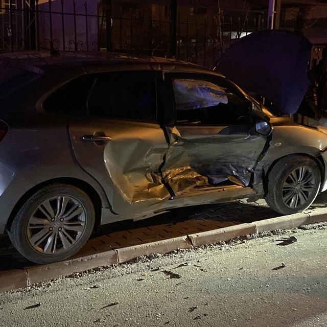 Bursa'da iki otomobil çarpıştı: 3 yaralı