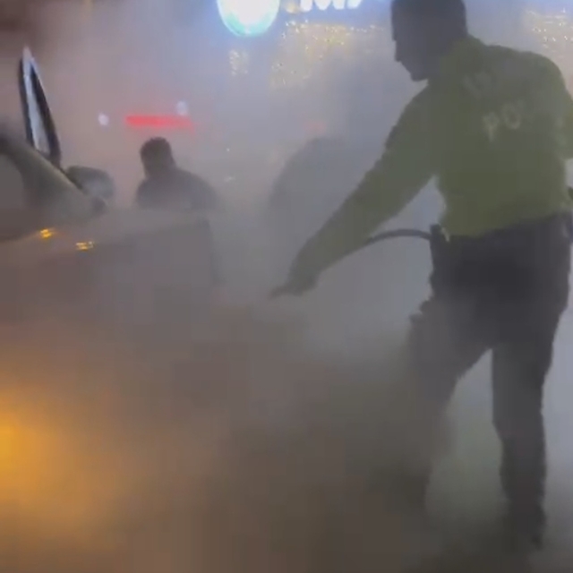 Kazadan sonra yanan otomobili, polis söndürdü
