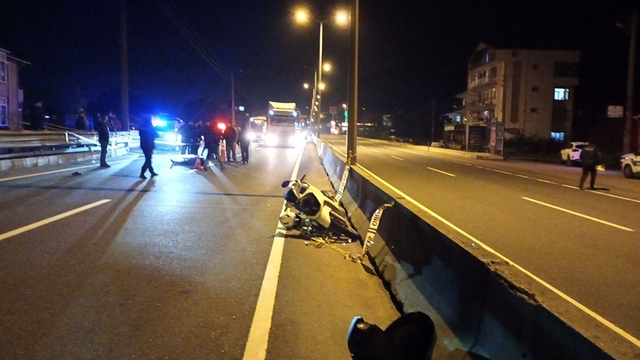 Kocaeli'de, bariyerlere çarpan motosikletin sürücüsü öldü