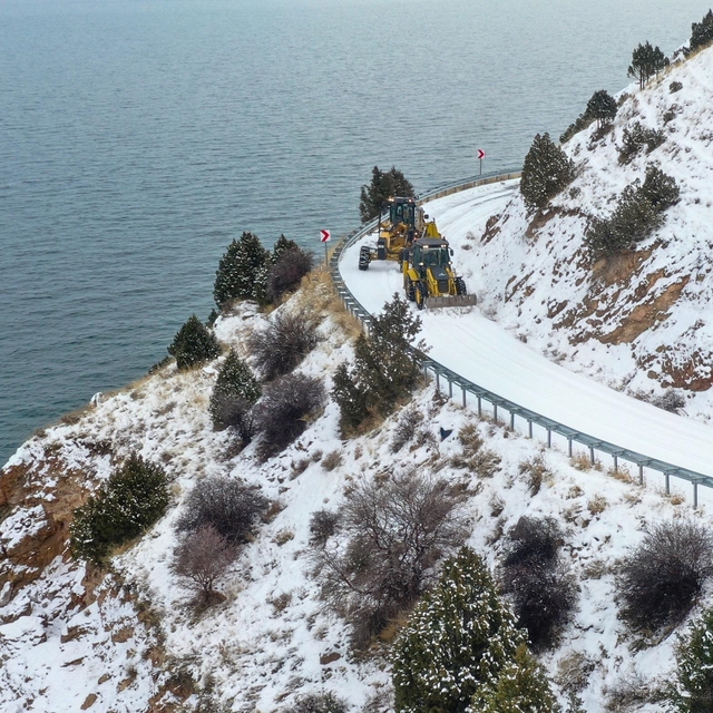 Van'da kardan kapanan 463 mahalle ve mezra yolu ulaşıma açıldı