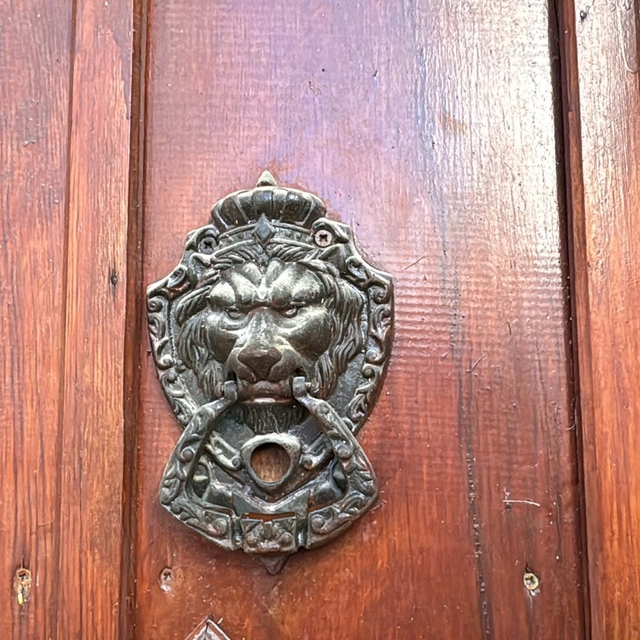 Kapı tokmaklarının yerini ziller aldı