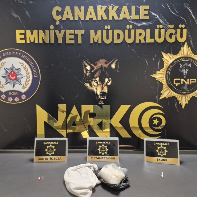 Çanakkale'de otomobilin yolcu koltuğuna saklanan 1 kilogram sentetik uyuştu...