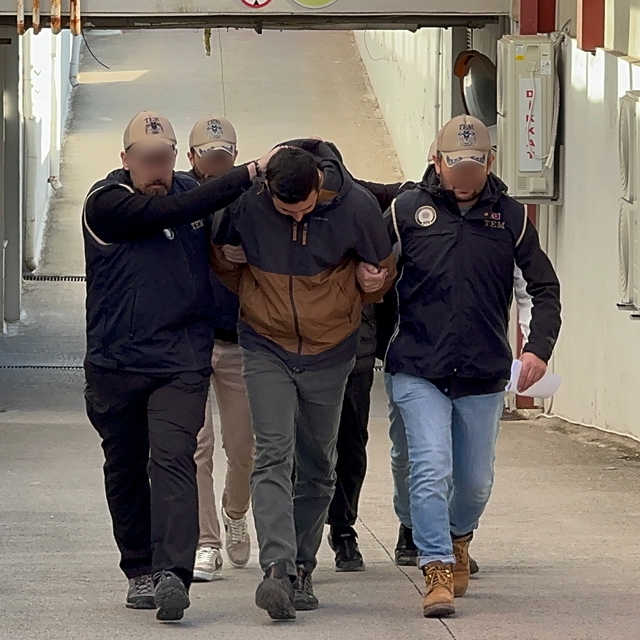 Adana'da terör örgütü DEAŞ operasyonunda yakalanan 3 zanlıdan 2'si tutuklan...