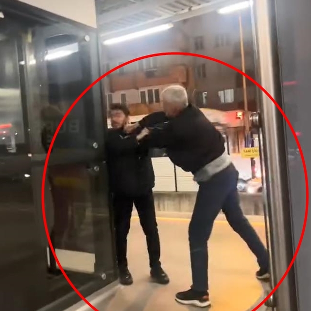 Kendisine omuz attığını iddia ettiği kişiyi, tekme ve yumrukla darbetti; o...