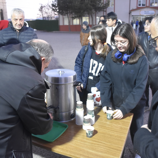 Sivas'ın soğuk havasında öğrencilere 'sıcak' karşılama