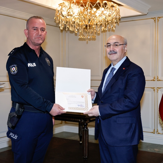 Adana Valiliği başarılı polisleri ödüllendirdi