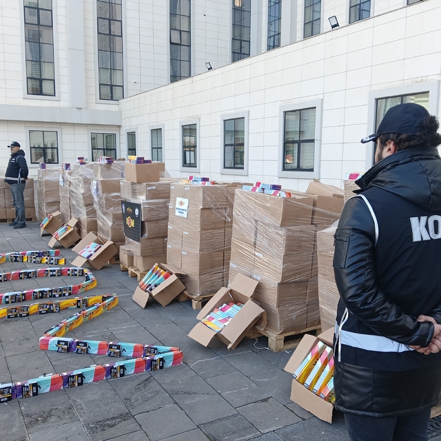Ankara'daki kaçakçılık operasyonunda 3 tonun üzerinde nargile tütünü ele ge...