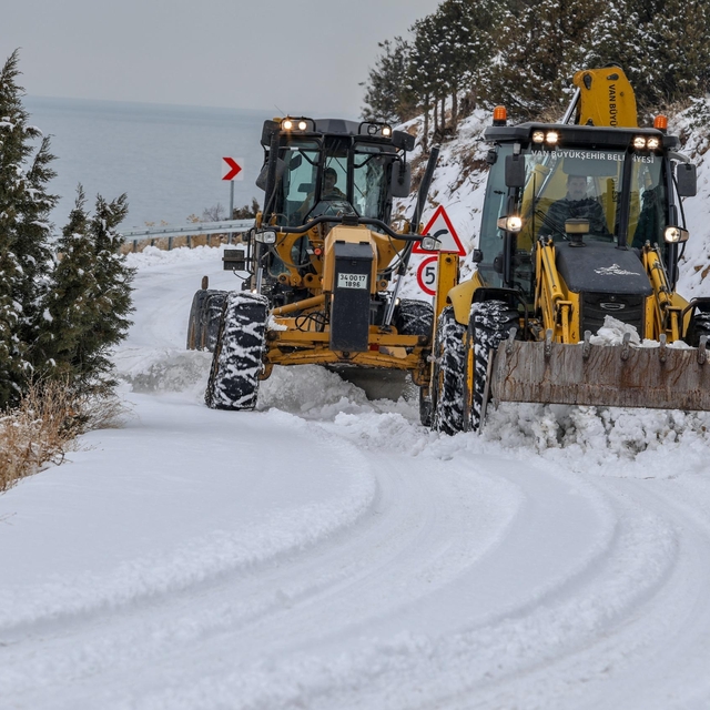 Van ve Bitlis'te 44 yerleşim birimine ulaşım sağlanamıyor