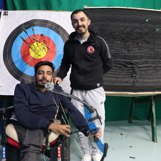 Markette tanıştığı milli haltercinin önerisiyle başladığı okçulukta şampiyo...