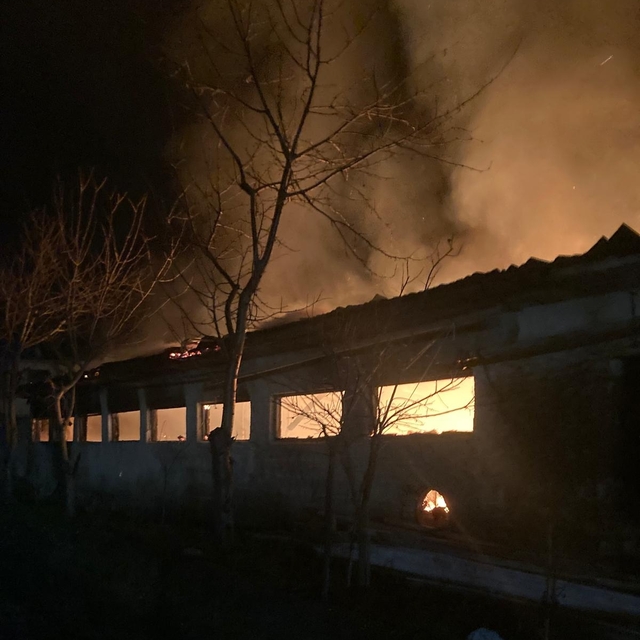 Çiftlikte samanlıkta çıkan yangın 1 saatte söndürüldü