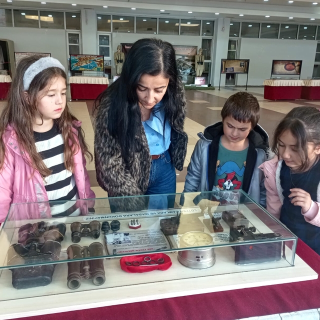 "Çanakkale 1915 Savaş Malzemeleri Gezici Müzesi" İzmir'de ziyarete açıldı