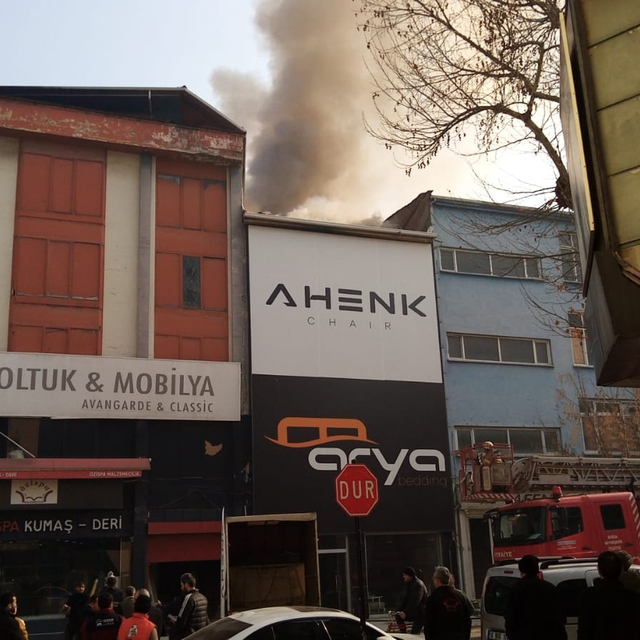 Mobilya imalathanesinin çatısı yandı