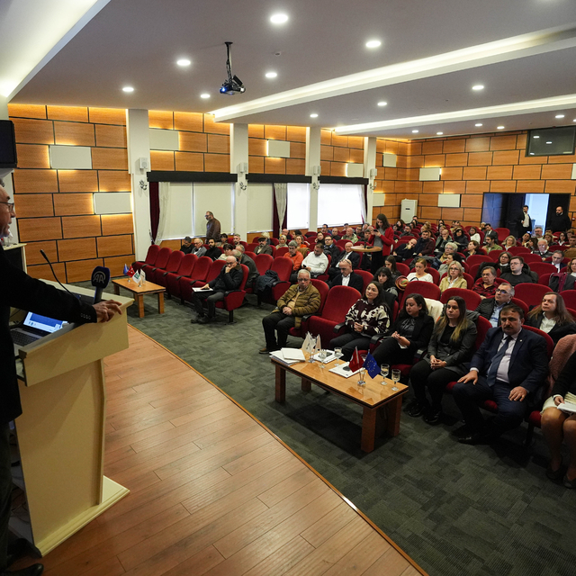 İklim değişikliğinin zeytinciliğe etkisi ve çözüm arayışları İzmir'deki çal...