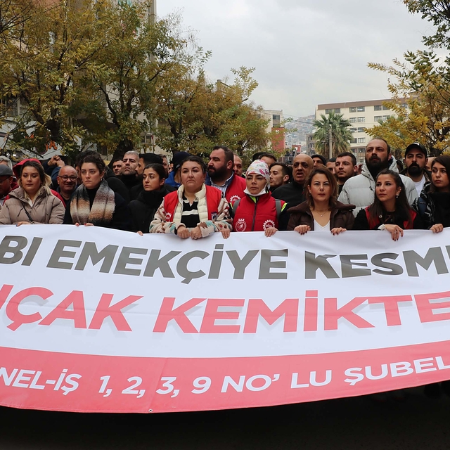 İzmir Büyükşehir Belediyesi'nde maaşları kesintiye uğrayan işçilerden eylem