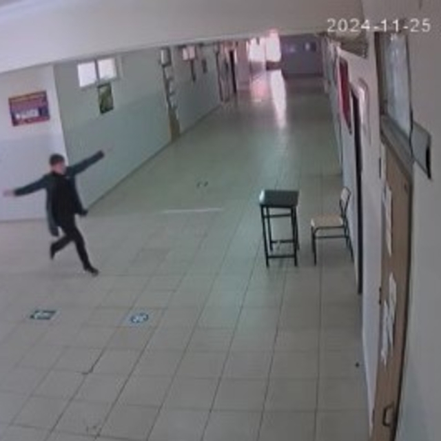 Silvan'da nöbetçi öğrenci koridorda halay çekti; o anlar kamerada