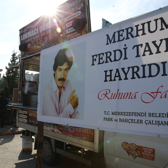 Denizli'de belediye işçileri Ferdi Tayfur için lokma dağıttı