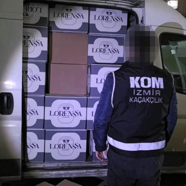 İzmir'de 1 milyon 989 bin makaron ele geçirildi