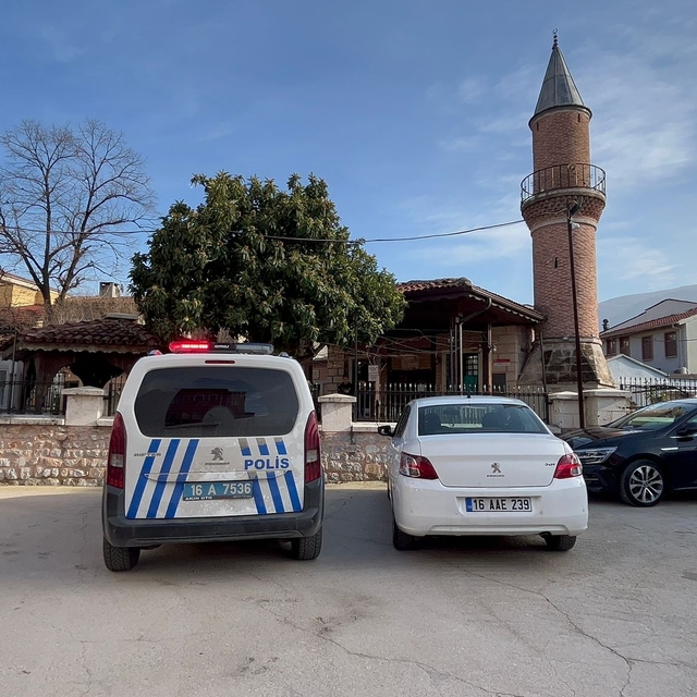 574 yıllık caminin ses sisteminde kullanılan amfiyi çaldı