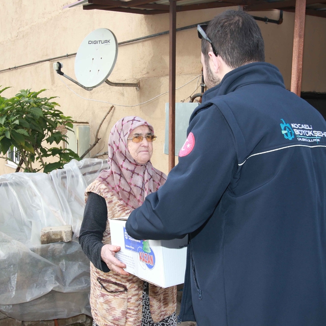 Kocaeli'de evinde yemek yapamayanlara sıcak yemek dağıtımı yapılıyor