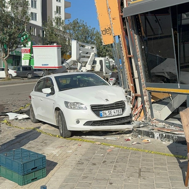 Adana'da otomobil ile motosikletin karıştığı kazada 4 kişi yaralandı