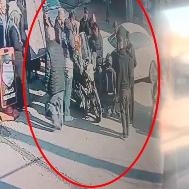 Çarptığı otomobille devrilen motosikletinin arasında sıkıştı