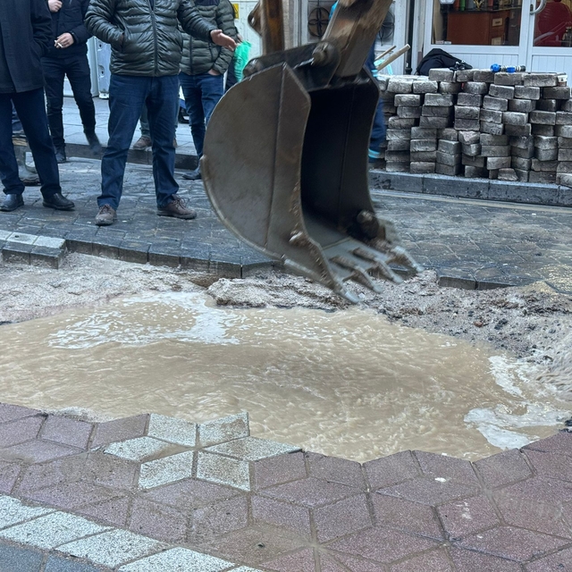 Gümüşhane'de caddede patlayan su borusu onarıldı
