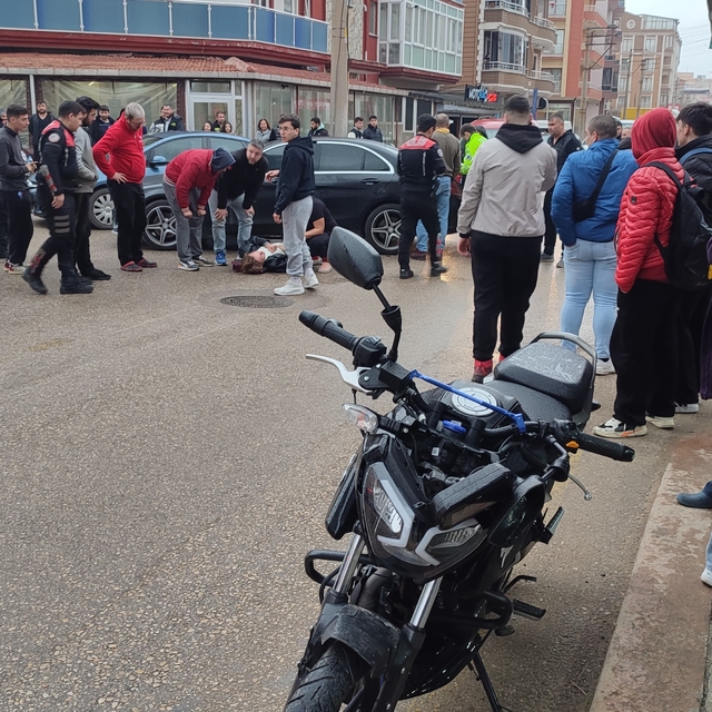 Otomobille motosiklet çarpıştı: 2 yaralı