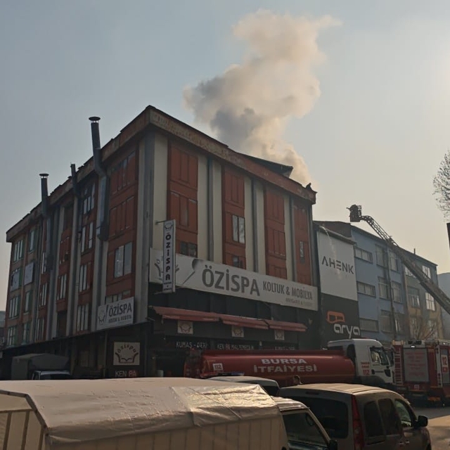 Bursa'da mobilya imalathanesinde çıkan yangın söndürüldü