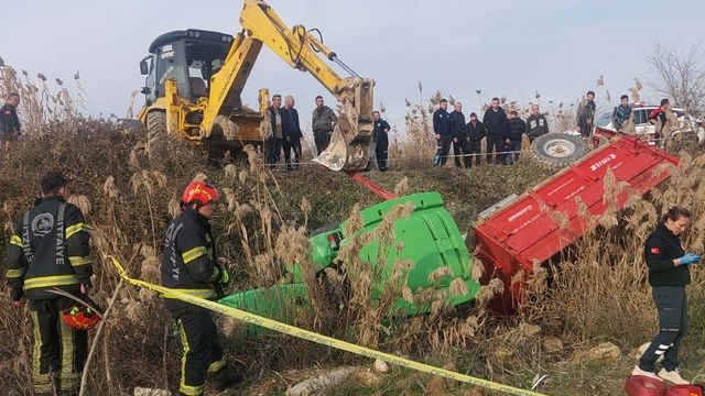 Traktör devrildi; dede öldü, araçtan atlayan torunu kurtuldu