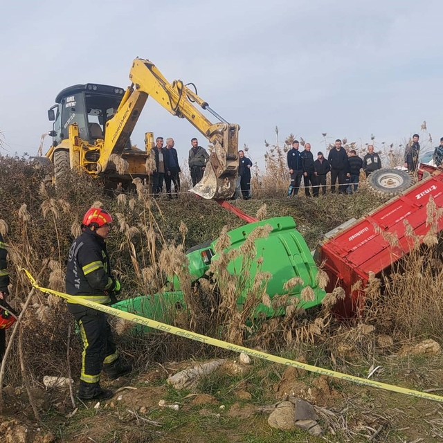 Traktör devrildi; dede öldü, araçtan atlayan torunu kurtuldu