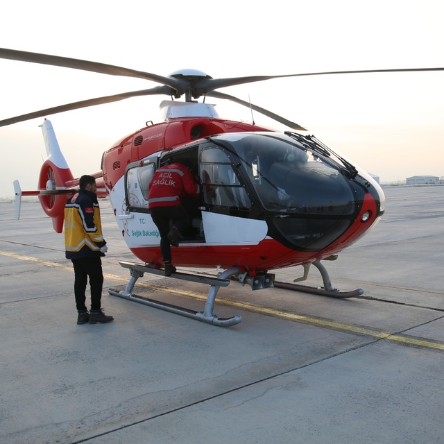 Muş'ta dünyaya gelen kalbi delik bebek ambulans uçakla Ankara'ya sevk edild...
