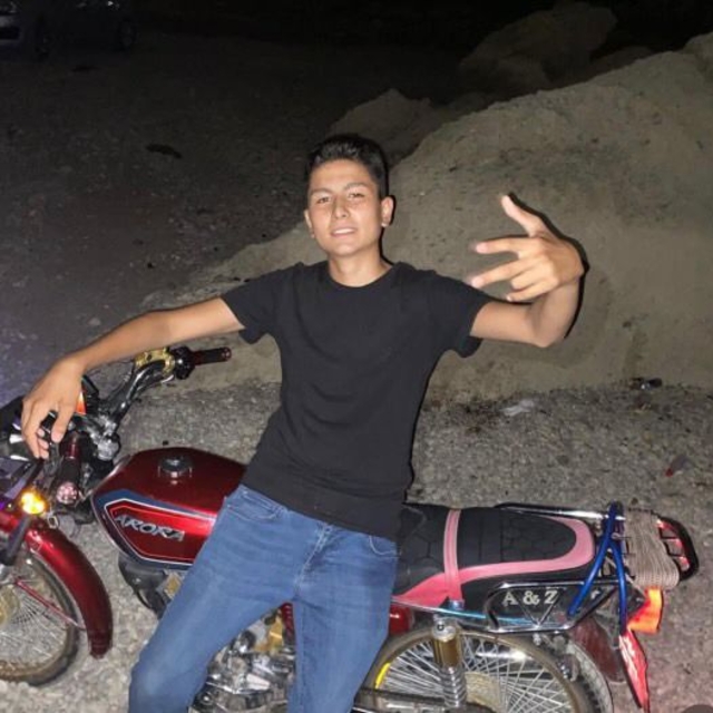 Adana'da motosikletle çarpışan otomobil, park halindeki araca ve yayalara ç...