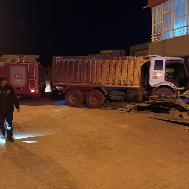 Mardin'de eve çarpan hafriyat kamyonunun şoförü yaralandı