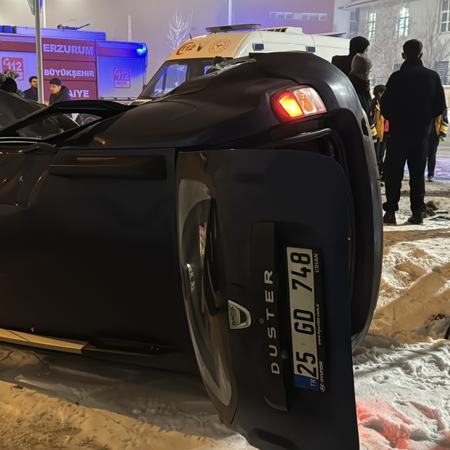 Erzurum'da trafik kazasında araçta sıkışan sürücüyü polis ve vatandaş kurta...